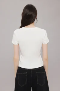TRENDYOLMİLLA Ecru Swan Printed Fitted Knitting T-Shirt - Image 4