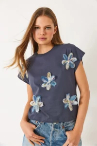 Bianco Lucci Women's Short Sleeve Colorful Tulle Flower Accessory T-Shirt - Image 2
