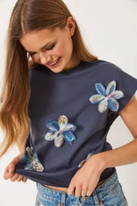 Bianco Lucci Women's Short Sleeve Colorful Tulle Flower Accessory T-Shirt - Image 4