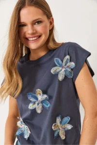Bianco Lucci Women's Short Sleeve Colorful Tulle Flower Accessory T-Shirt - Image 5