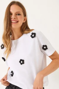 Bianco Lucci Women's Crew Neck Daisy Accessory Short Sleeve T-Shirt