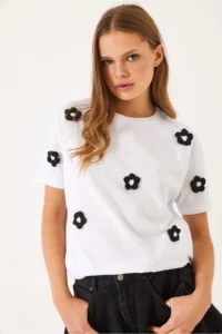 Bianco Lucci Women's Crew Neck Daisy Accessory Short Sleeve T-Shirt - Image 2