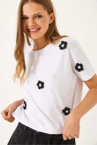 Bianco Lucci Women's Crew Neck Daisy Accessory Short Sleeve T-Shirt - Image 4