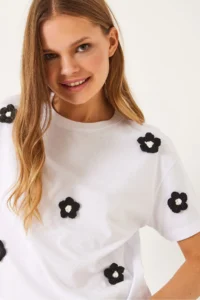 Bianco Lucci Women's Crew Neck Daisy Accessory Short Sleeve T-Shirt - Image 5