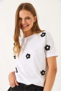 Bianco Lucci Women's Crew Neck Daisy Accessory Short Sleeve T-Shirt - Image 6