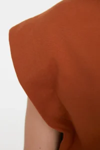 TRENDYOLMİLLA Cinnamon 100% Cotton Wadding Look Basic Crew Neck Knitting T-Shirt - Image 4