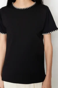 TRENDYOLMİLLA Black 100% Cotton Contrast Stitching Detailed Basic Crew Neck Knitting T-Shirt - Image 4