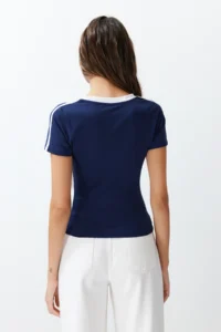 TRENDYOLMİLLA Navy Blue Slogan Printed V-neck Regular/Normal Pattern Knitting T-Shirt - Image 6