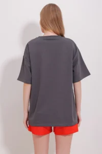 Trend Alaçatı Stili Women's Anthracite Crew Neck Two Thread Mom Embroidered T-Shirt - Image 7