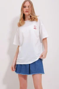 Trend Alaçatı Stili Women's White Crew Neck Two Thread Mom Embroidered T-Shirt - Image 3