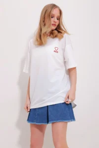 Trend Alaçatı Stili Women's White Crew Neck Two Thread Mom Embroidered T-Shirt - Image 5