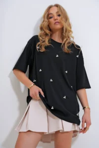 Trend Alaçatı Stili Women's Black Crew Neck Oversize Pearl and Stone Embroidered T-Shirt Alc-X11964 - Image 4