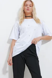 Trend Alaçatı Stili Women's White Crew Neck Oversize Pearl and Stone Embroidered T-Shirt Alc-X11964 - Image 2
