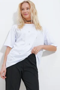 Trend Alaçatı Stili Women's White Crew Neck Oversize Pearl and Stone Embroidered T-Shirt Alc-X11964 - Image 3