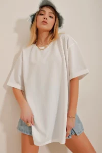 Trend Alaçatı Stili Women's White Crew Neck Double Sleeve Two Thread Side Slit Oversize T-Shirt - Image 2