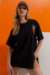 Trend Alaçatı Stili Women's Black Crew Neck Giraffe Embroidered Double Sleeve Laser Cut Oversize T-Shirt - Image 2