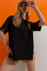 Trend Alaçatı Stili Women's Black Crew Neck Giraffe Embroidered Double Sleeve Laser Cut Oversize T-Shirt - Image 3