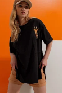 Trend Alaçatı Stili Women's Black Crew Neck Giraffe Embroidered Double Sleeve Laser Cut Oversize T-Shirt - Image 4