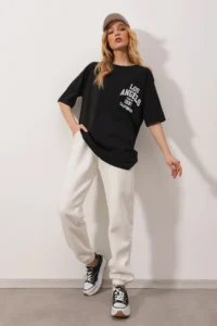 Trend Alaçatı Stili Women's Black Crew Neck Printed Oversize T-Shirt - Image 4