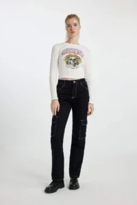DeFacto Attack on Titan Fitted Crew Neck Ribbed Camisole Long Sleeve T-Shirt - Image 2
