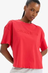 DeFacto NBA Chicago Bulls Oversize Wide Fit Crew Neck Embroidery Print Combed Cotton Short Sleeve T-Shirt - Image 3