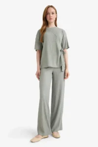 DeFacto Relax Fit Crew Neck Basic Plain Wrapped Short Sleeve T-Shirt - Image 2
