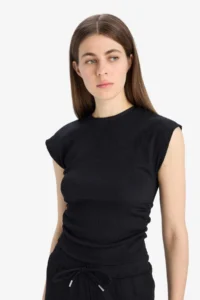 DeFacto Slim Fit Narrow Cut Crew Neck Basic Plain Wrap Short Sleeve T-Shirt - Image 4