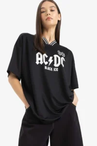 DeFacto AC/DC Oversize Wide Fit V-Neck Back Printed Short Sleeve T-Shirt - Image 3