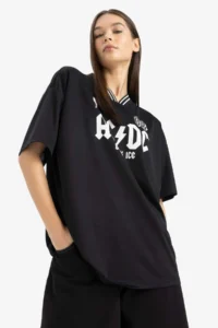 DeFacto AC/DC Oversize Wide Fit V-Neck Back Printed Short Sleeve T-Shirt - Image 4