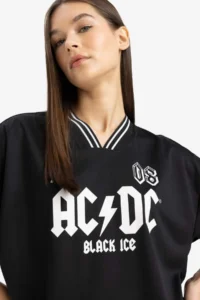 DeFacto AC/DC Oversize Wide Fit V-Neck Back Printed Short Sleeve T-Shirt - Image 5