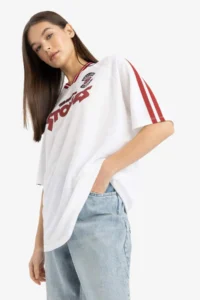 DeFacto Rolling Stones Oversize Wide Fit V-Neck Back Printed Short Sleeve T-Shirt - Image 4