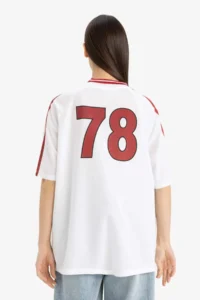 DeFacto Rolling Stones Oversize Wide Fit V-Neck Back Printed Short Sleeve T-Shirt - Image 6