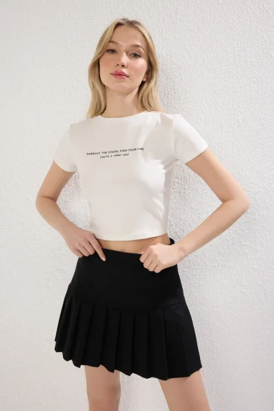 TRENDYOLMİLLA Ecru Slogan Printed Crop Fitted Knitting T-Shirt