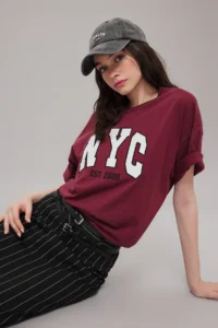 TRENDYOLMİLLA Burgundy 100% Thick Cotton Oversized/Wide Pach Embroidered Knitting T-Shirt
