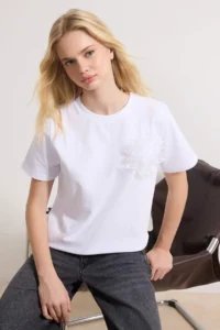 TRENDYOLMİLLA Ecru Regular/Normal Pattern Short Sleeve Accessory Detailed Tok 100% Cotton Knitting T-Shirt - Image 2