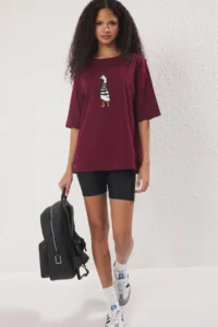 TRENDYOLMİLLA Burgundy 100% Cotton Duck Embroidered Relaxed Cut Crew Neck Knitting T-Shirt - Image 2