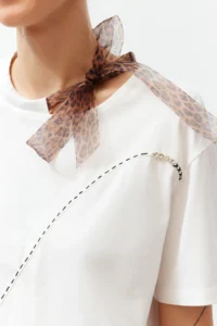 TRENDYOLMİLLA White Thick Cotton Leopard Barbell Neck Detailed Knitting T-Shirt - Image 7