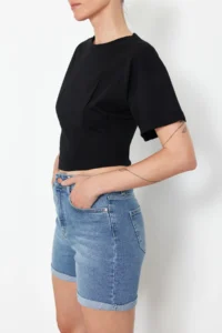 TRENDYOLMİLLA Black Crop Regular Knitting T-Shirt - Image 2