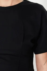 TRENDYOLMİLLA Black Crop Regular Knitting T-Shirt - Image 3