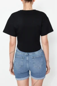 TRENDYOLMİLLA Black Crop Regular Knitting T-Shirt - Image 4