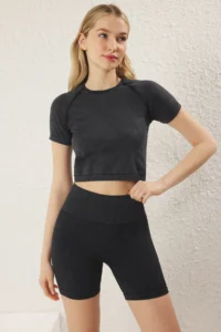 TRENDYOLMİLLA Black Seamless Crop Knitting Suitable Sports Top/Blouse - Image 2