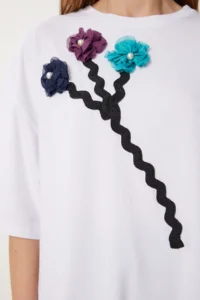 Happiness İstanbul Women's White Floral Detailed Backless Knitted T-Shirt - Image 3