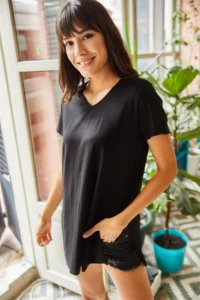 Olalook Women's Black V-Neck Loose Loose T-Shirt with Side Slits - Image 2