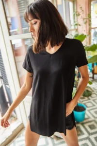 Olalook Women's Black V-Neck Loose Loose T-Shirt with Side Slits - Image 4