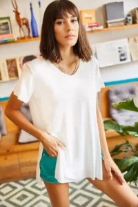 Olalook Women's Ecru V-Neck Loose Loose T-Shirt with Side Slits