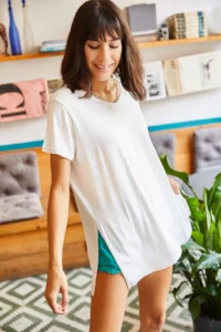 Olalook Women's Ecru V-Neck Loose Loose T-Shirt with Side Slits - Image 2