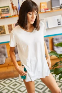Olalook Women's Ecru V-Neck Loose Loose T-Shirt with Side Slits - Image 4