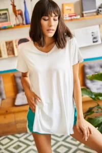 Olalook Women's Ecru V-Neck Loose Loose T-Shirt with Side Slits - Image 5