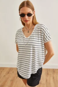 Olalook Women's Black V-Neck Striped Dirty Stitching Casual T-Shirt - Image 3