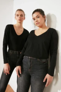 TRENDYOLMİLLA Black 100% Cotton Regular/Normal Pattern Basic V-neck Long Sleeve Knitting T-Shirt - Image 6